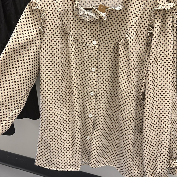 Ruffle Blouse buttons - Picture 2 of 4